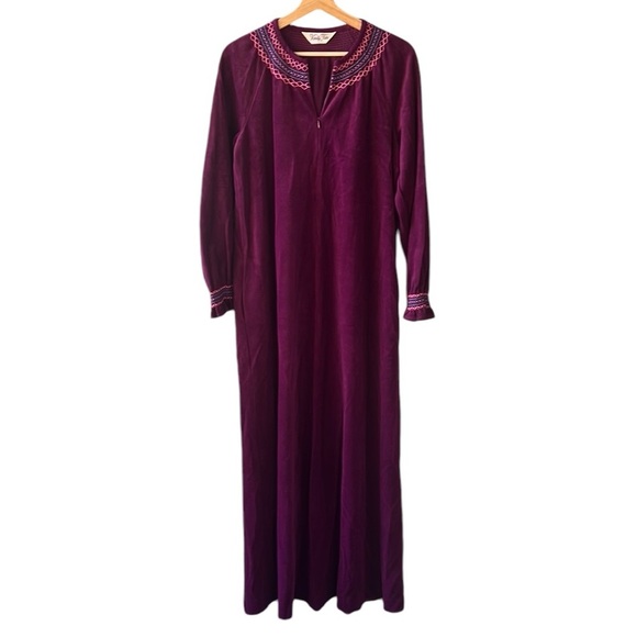 Vanity Fair Vintage New w Tag Velvet Magenta House Dress Muumuu Robe Sz M - Picture 1 of 10